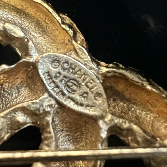 Chanel 24k gold plated hardware Lava CC brooch - Picture 5 of 5